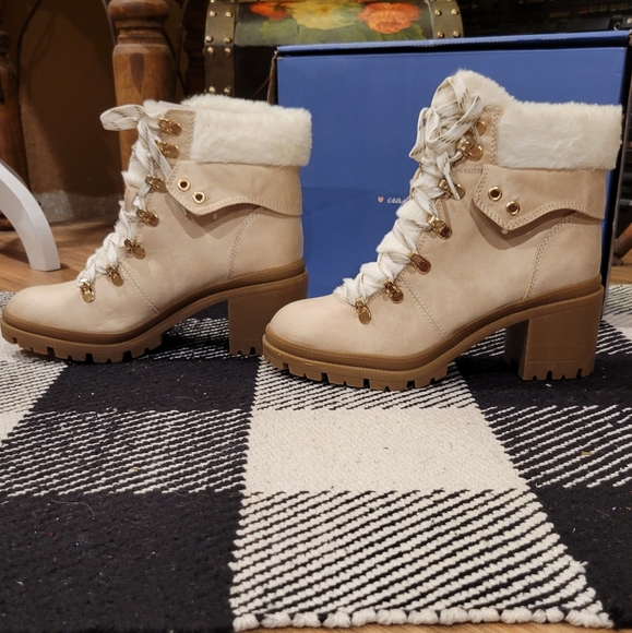 7.5 Jellypop, off white suede like Womens Shoe Boot, Mission - Picture 3 of 10